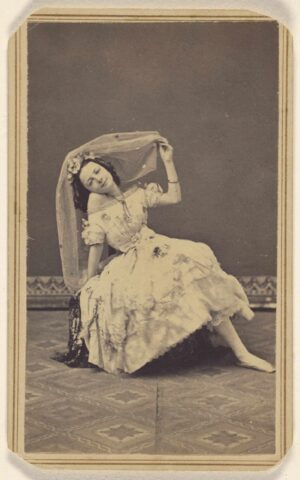 unidentified female dancer posed on a hassock wearing a veil on her head (inspirado en libre de yves saint laurent)