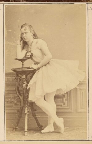 woman in a ballet costume (inspirado en good girl blush de carolina herrera)